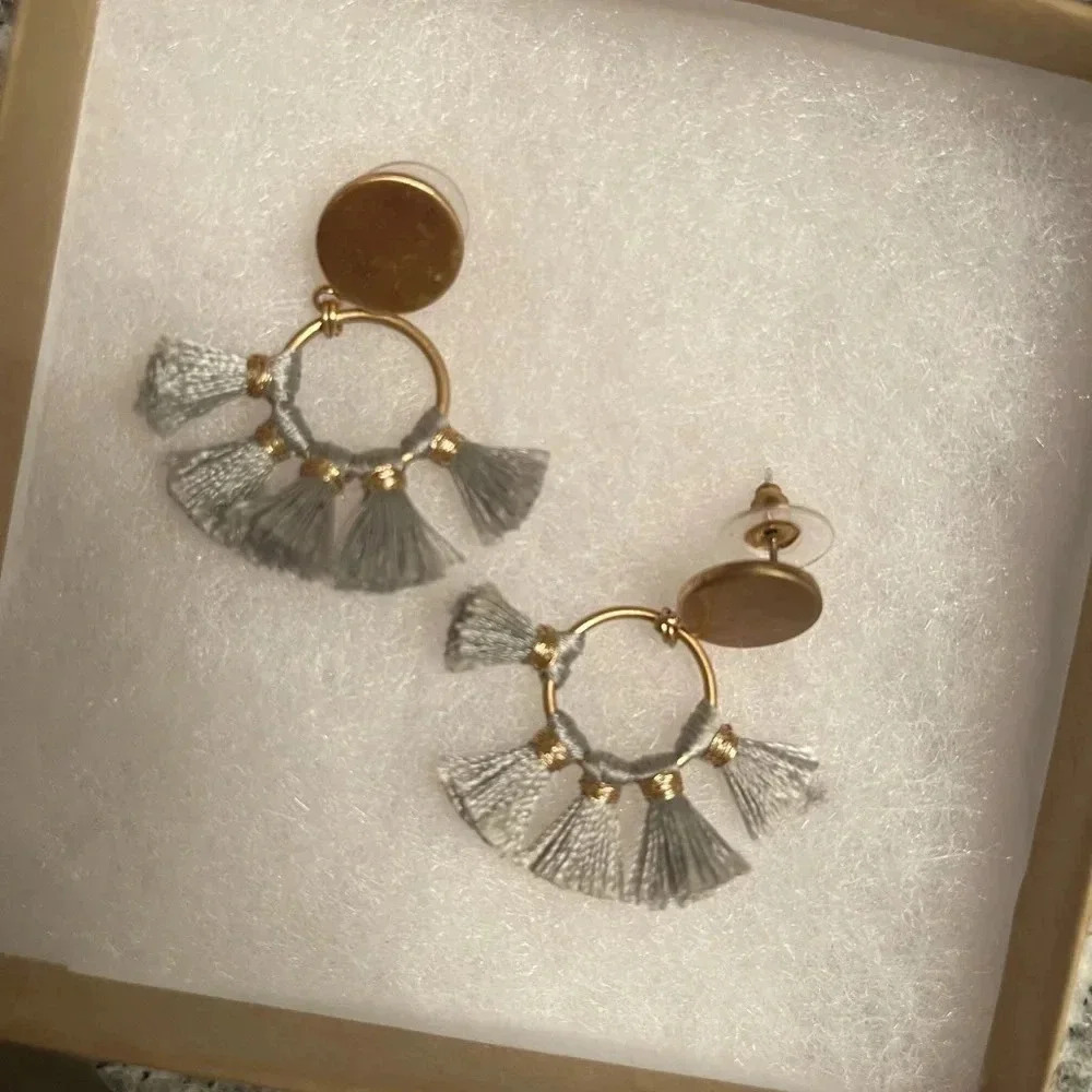Statement Earrings Gold stud w/ grey-blue tassels - Picture 6 of 7